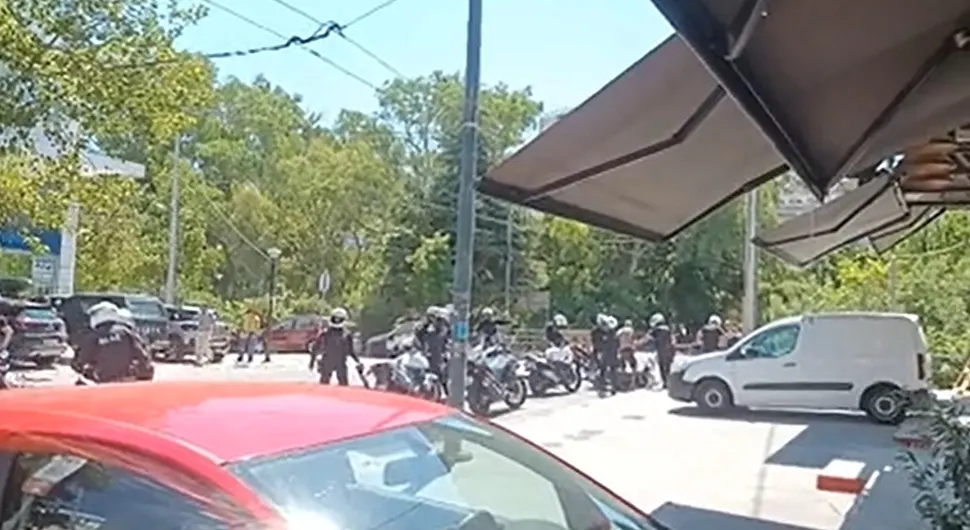 Jezive scene: Novi obračun policije i navijača, građani panično bježali!