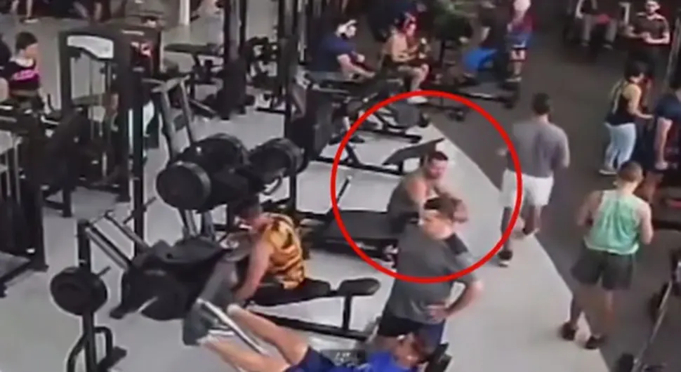 Jeziv snimak iz teretane: Sjeo da odmori nakon vježbi, a onda mu je sprava pala na glavu
