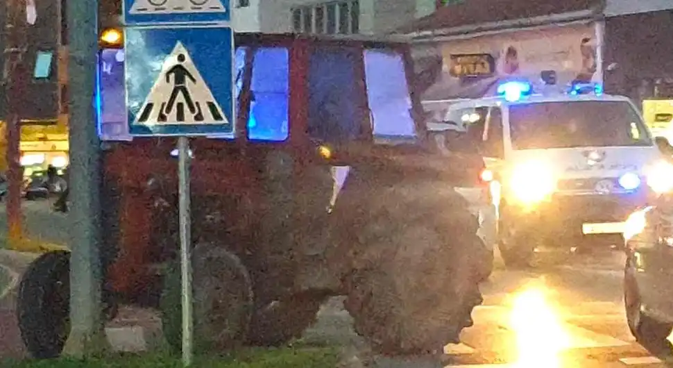Bizaran slučaj: Zabio se traktorom u stub pa sjeo u kafanu na piće!