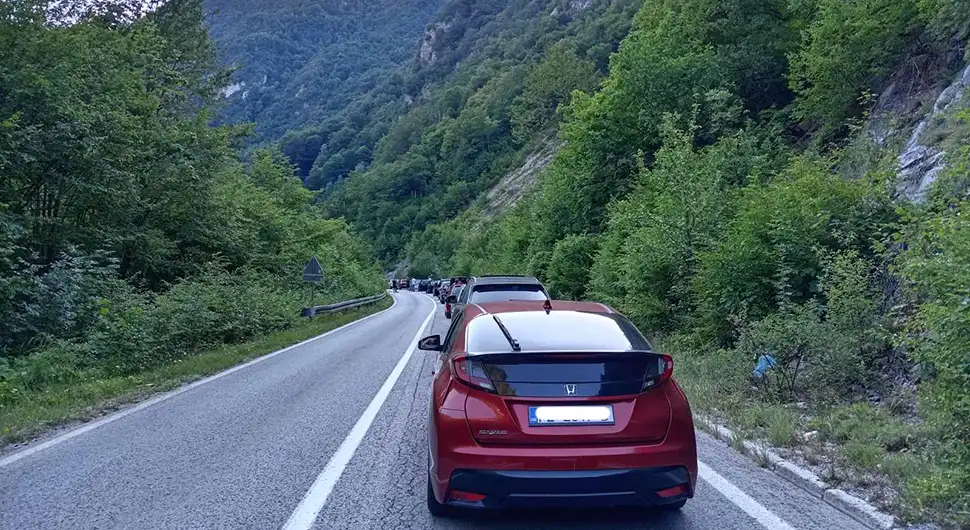 Kilometarske kolone na magistralnom putu Sarajevo - Foča