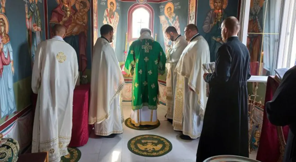 Vladika Fotije osveštao kapelu u Srednjoj Slatini kod Šamca