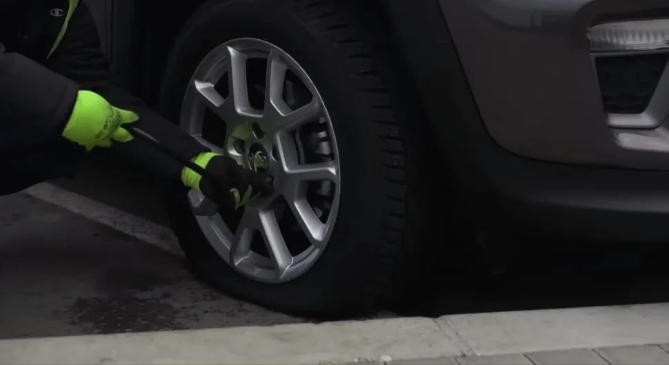 Kako se montira rezervni točak na automobil kada vam pukne guma?