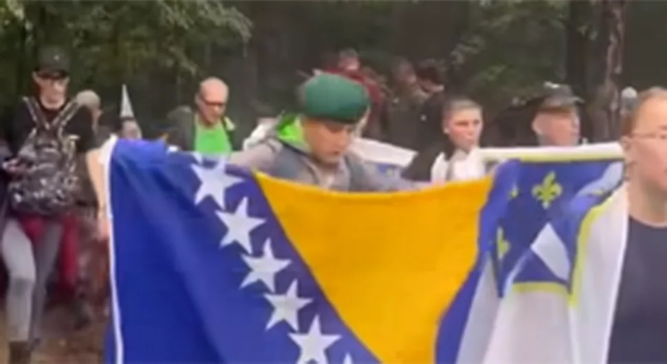 U Bužimu ratni barjaci, a djeca kliču "Alahu ekber"