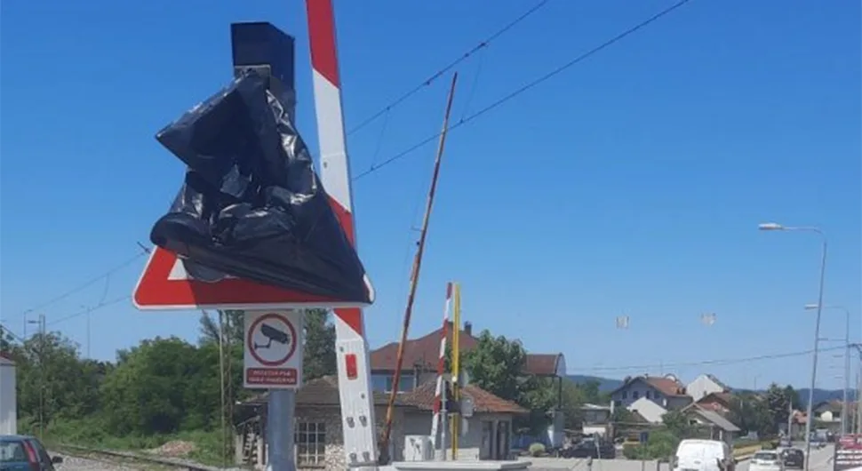 Povremeni zastoji na putnom prelazu "Zalužani"