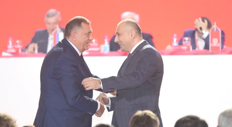 Бањац: Са садашњим руководством Република Српска неће бити у невољи