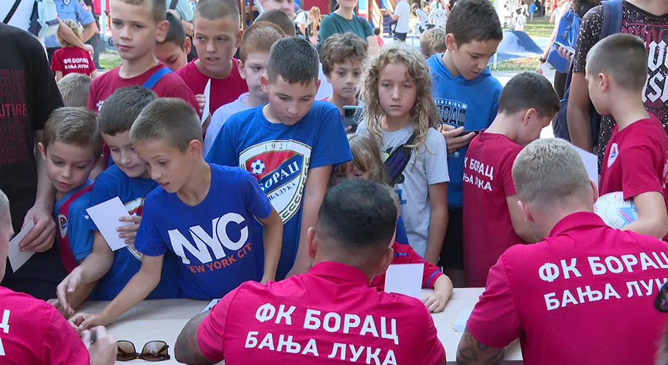 "Црвено-плаво" дружење: Најмлађи навијачи одушевили фудбалере Борца