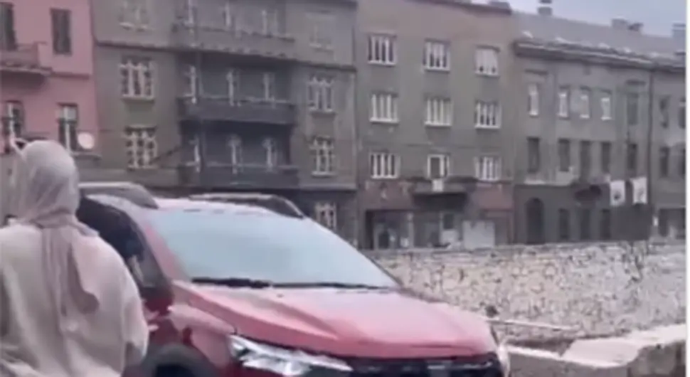 Возач прешао преко пјешачког моста у центру Сарајева