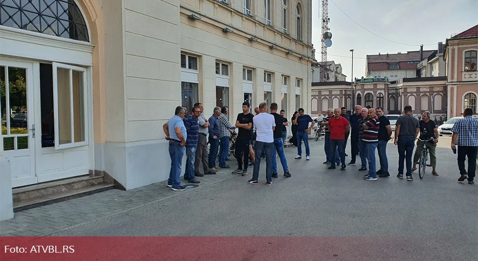 Бијељински фармери протестују пред Градском управом: Петровић није изашао