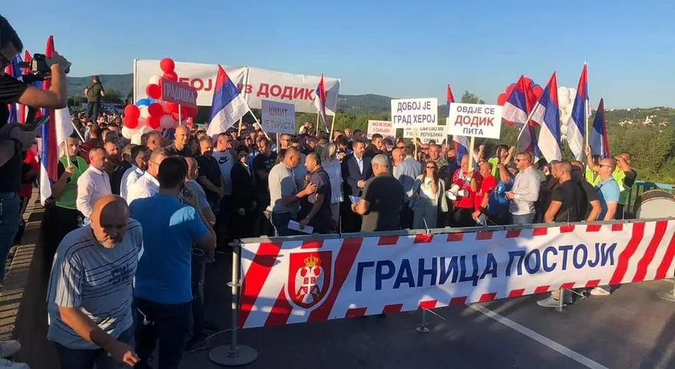 Zamjenik predsjednika Ujedinjene Srpske Siniša Vidović u prvim redovima na protestu u Doboju
