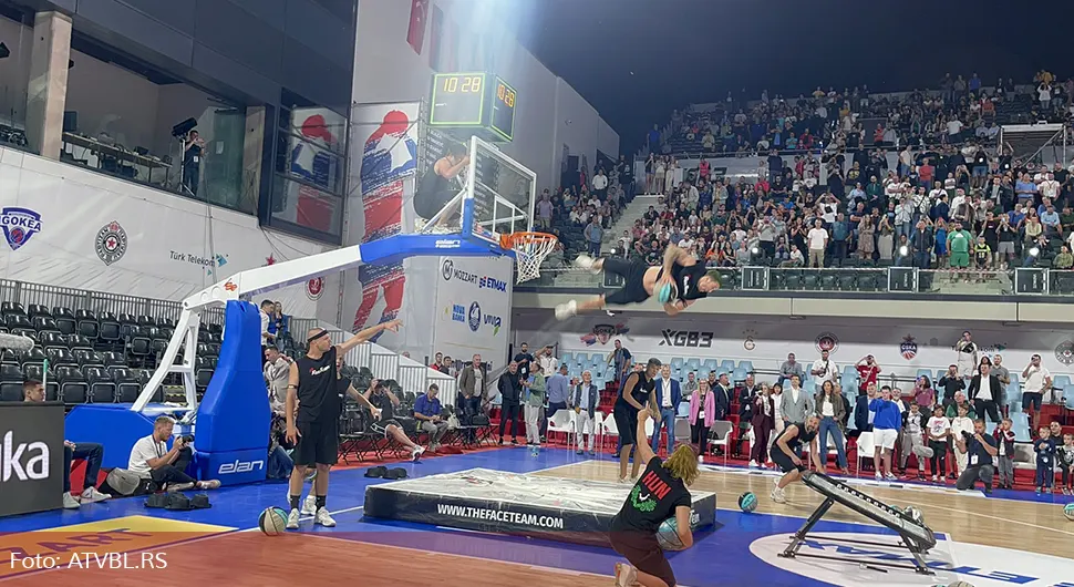 Pogledajte atmosferu sa prve večeri košarkaškog spektakla