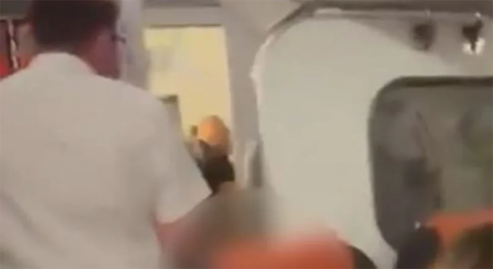 Par vodio ljubav u avionu, stjuard otvorio vrata da svi vide