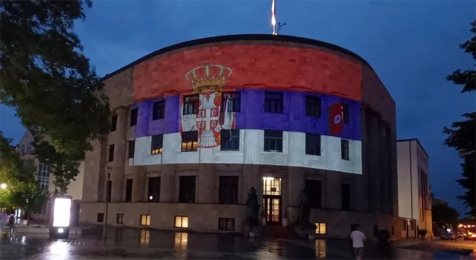 Палата Републике у бојама застава Српске и Србије