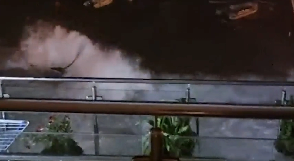 Језив снимак олује код Боке Которске: Таласи стигли чак до терасе