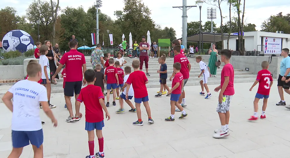 Фудбалери Борца одушевили најмлађе навијаче