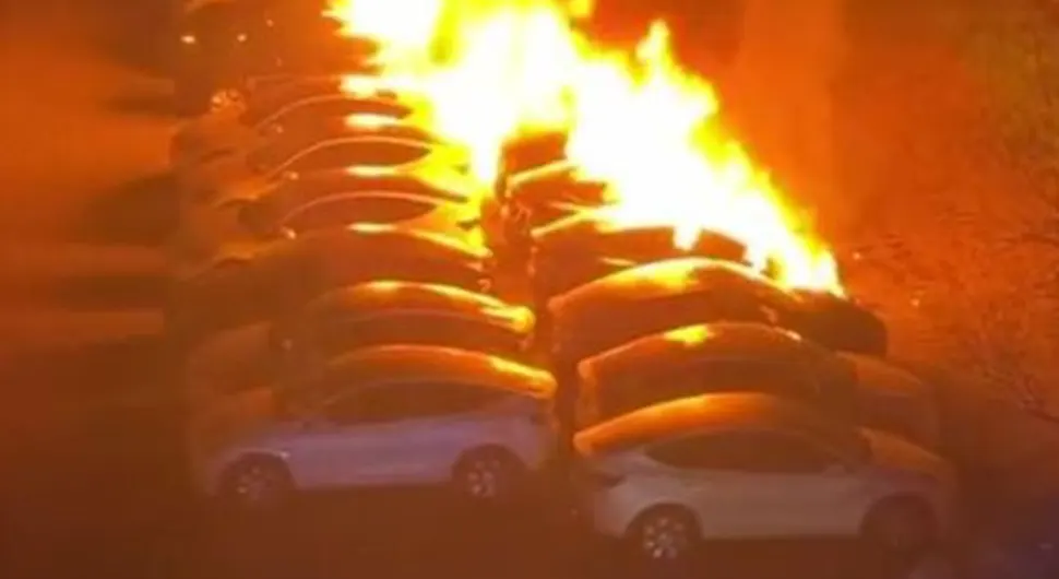 Serijski napad na Teslu, šteta pola miliona evra