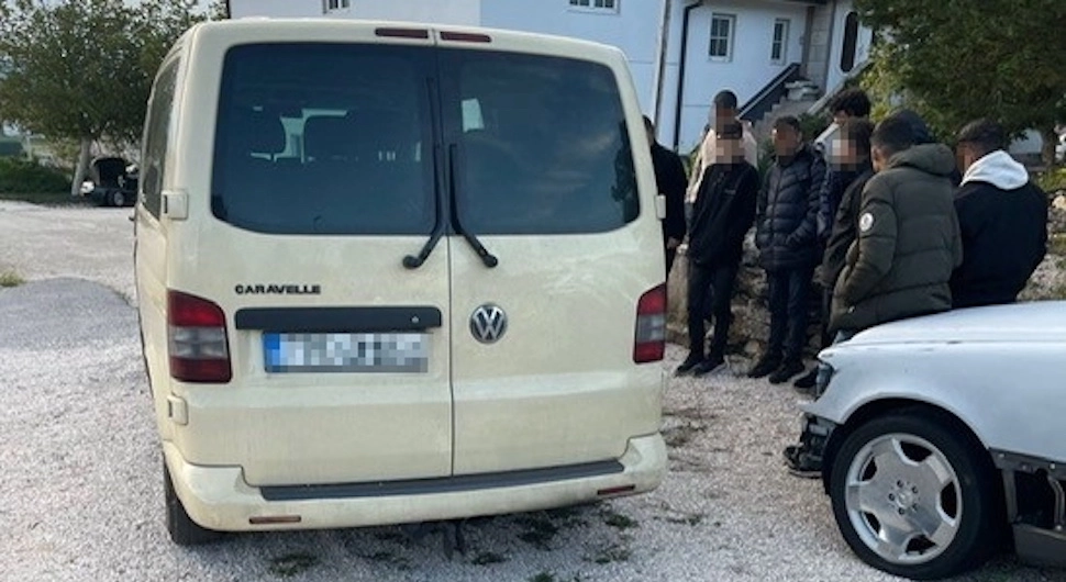 Кријумчарење људи: У комбију затечено 16 странаца