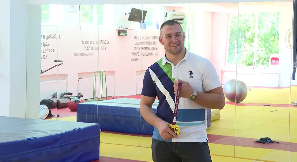 Спортски хљеб са седам кора Николе Пљеваљчића: Прекоокеански брод умјесто Татамија