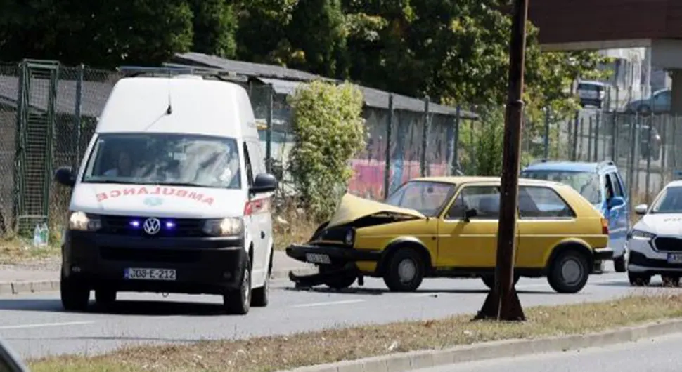 Saobraćajka u Tuzli: Učestvovala dva vozila, golf totalno skršen