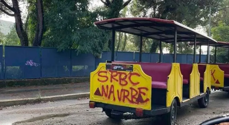 Uhapšen Novljanin: Na voziću napisao "Srbe na vrbe"