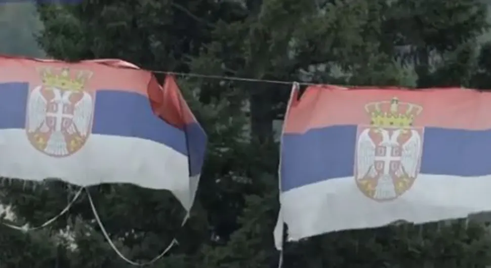 Trobojke se vijore ulicama Leposavića uoči proslave Dana srpskog jedinstva