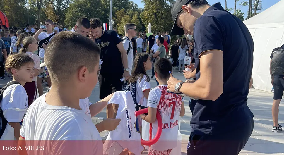 Sjajna atmosfera ispred Teniskog centra: Druženje, muzika, pokloni