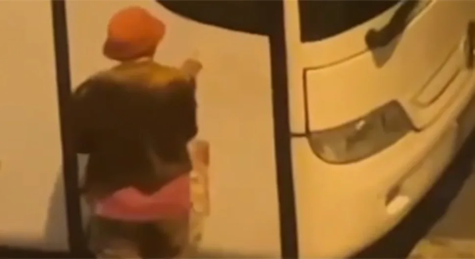 "Baba vandal“ izgrebala autobus