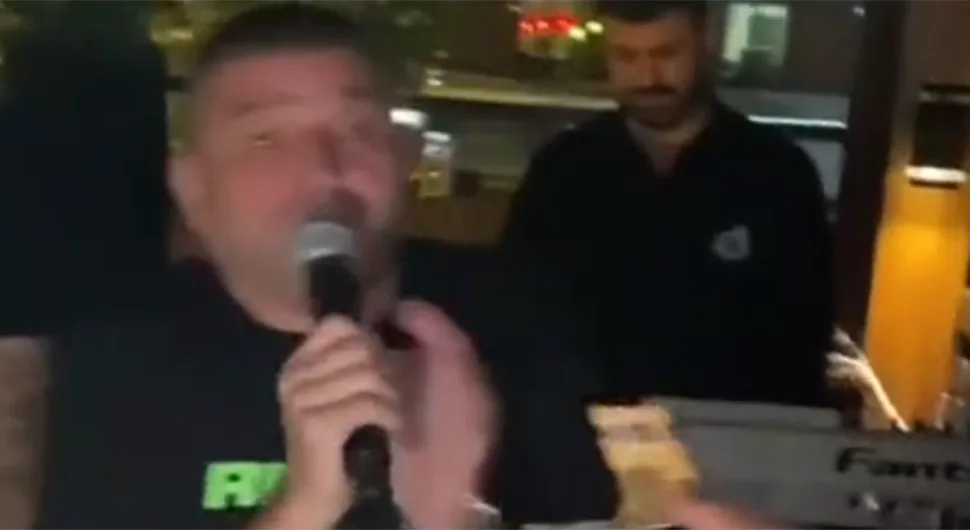 Pogledajte reakciju Baje Malog Knindže kada mu dečko iz publike daje 50 evra