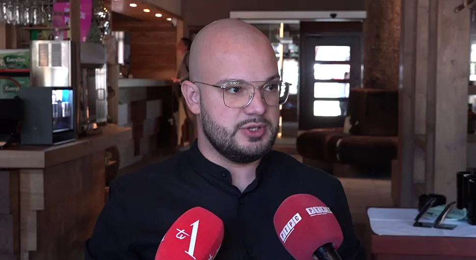 Dević: Kolona srpskih vozila iz Teslića napadnuta u centru Јelaha