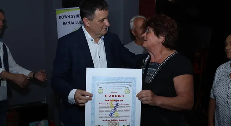 Porodice Daun Sindrom Centra dodijelile Đajiću povelju za neizmjernu pomoć