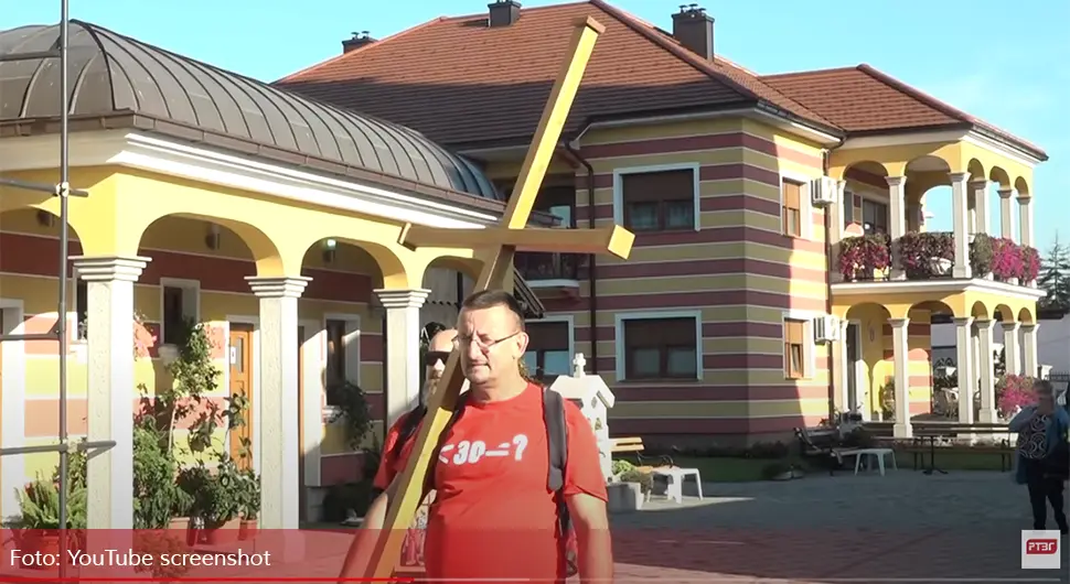 Шиник пјешачио од Градишке до Бањалуке са крстом на леђима