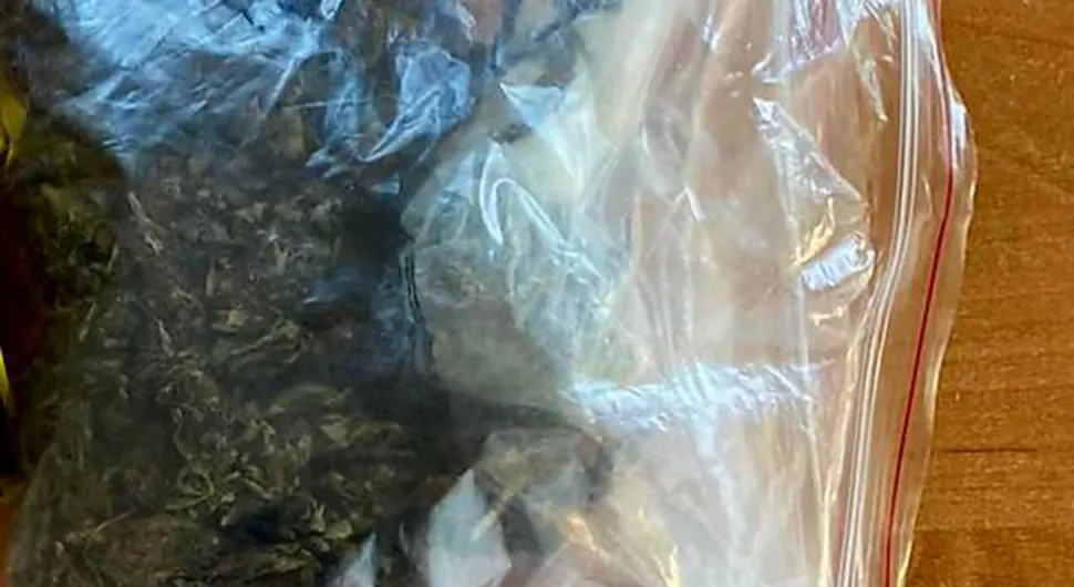 Akcija policije: Uhvaćeni kako se drogiraju u autu, u pretresima oduzeta droga