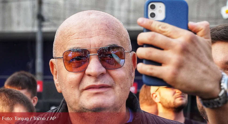 Ударио два возила: Душко Вујошевић изазвао саобраћајну несрећу?