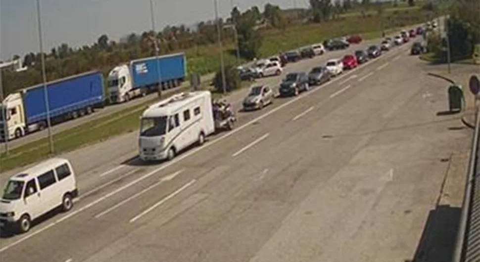 Na graničnom prelazu Izačić - Ličko Petrovo Selo sabraća se jednom trakom