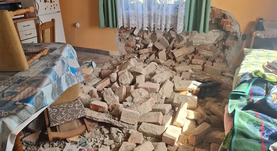 Djed autom uletio baki u kuću