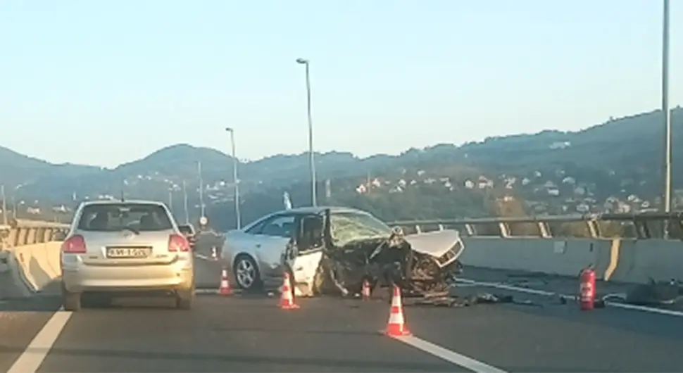 Četiri osobe povrijeđene u teškoj saobraćajnoj nesreći, intervenisali i vatrogasci