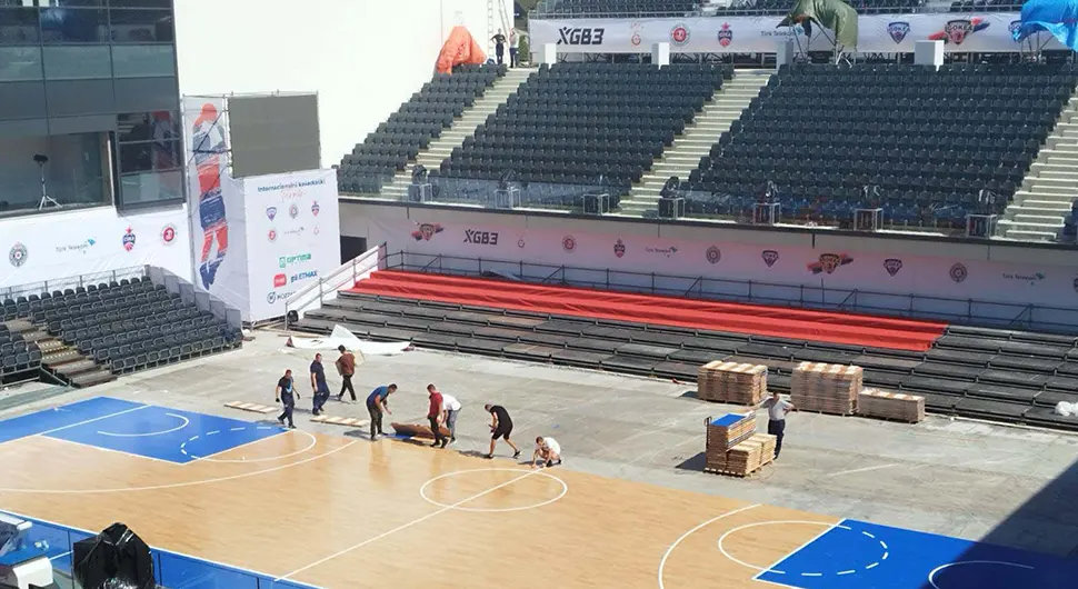 Parket se "šminka" pred početak prvog meča