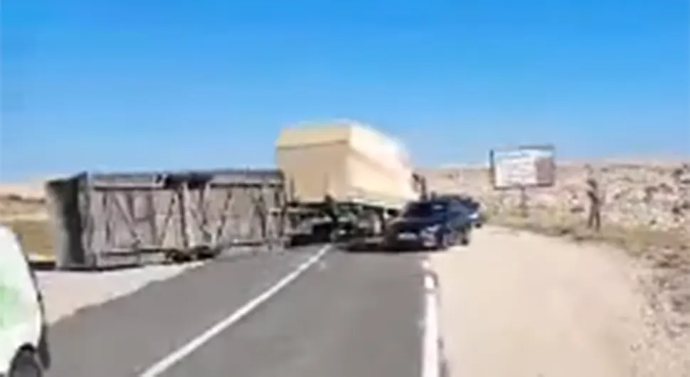 Vjetar prevrnuo prikolicu kamiona - VIDEO