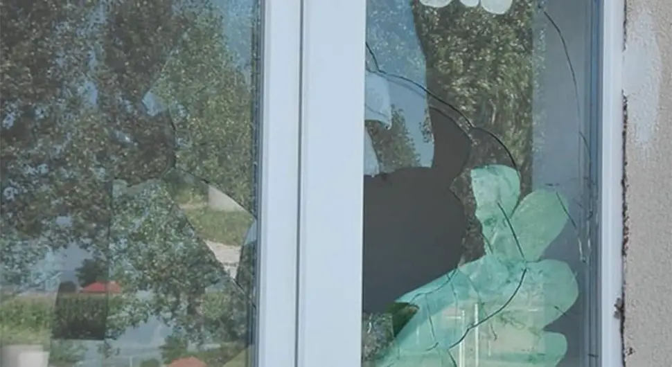 Поломљени прозори на школи у Липљану