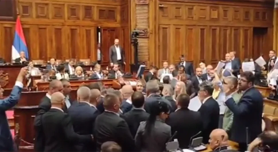 Televizija prekinula prenos: Haos u Skupštini Srbije, reagovalo obezbjeđenje
