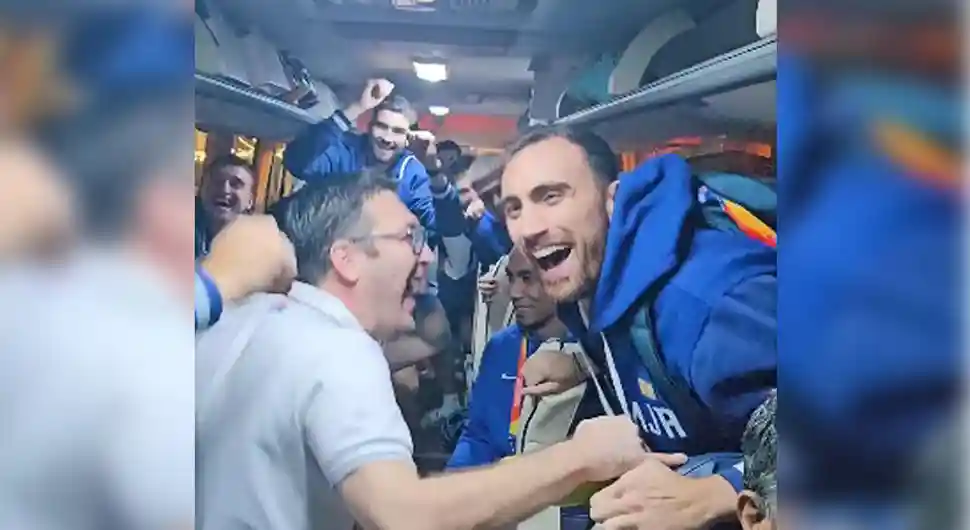 "Haos" u autobusu Srbije: Svi u transu, čuvenu pjesmu posvetili selektoru!