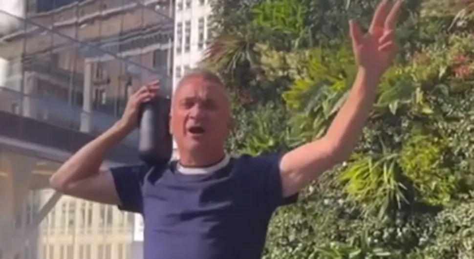 Tri prsta i "Gledaj kapu đeda svoga" - Srđan Đoković zapjevao u Njujorku