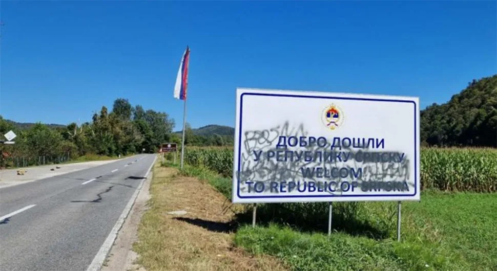 Pošarana tabla sa natpisom "Dobrodošli u Republiku Srpsku"