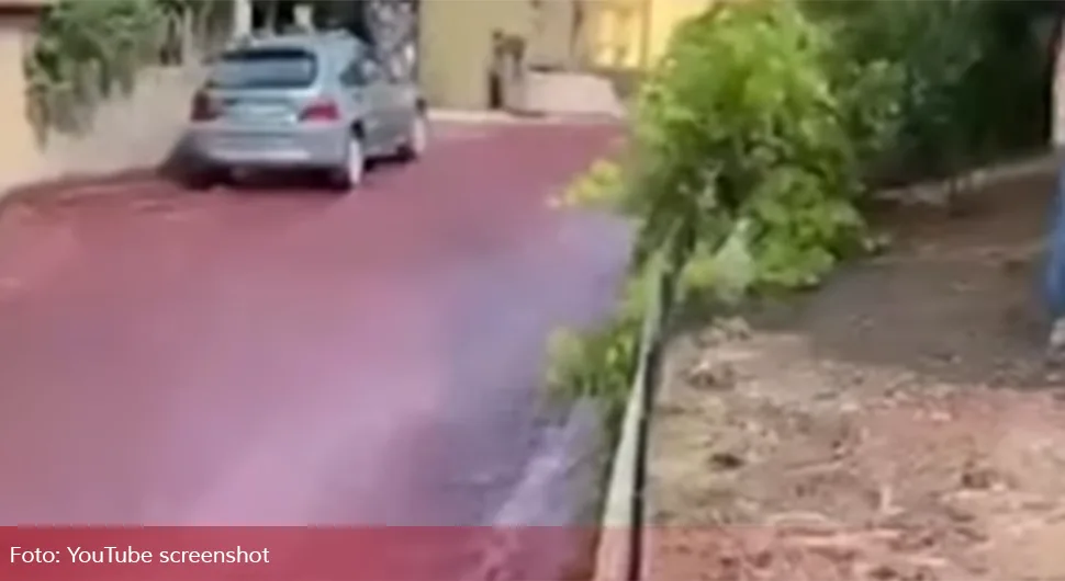 Rijeka crvenog vina teče kroz gradić