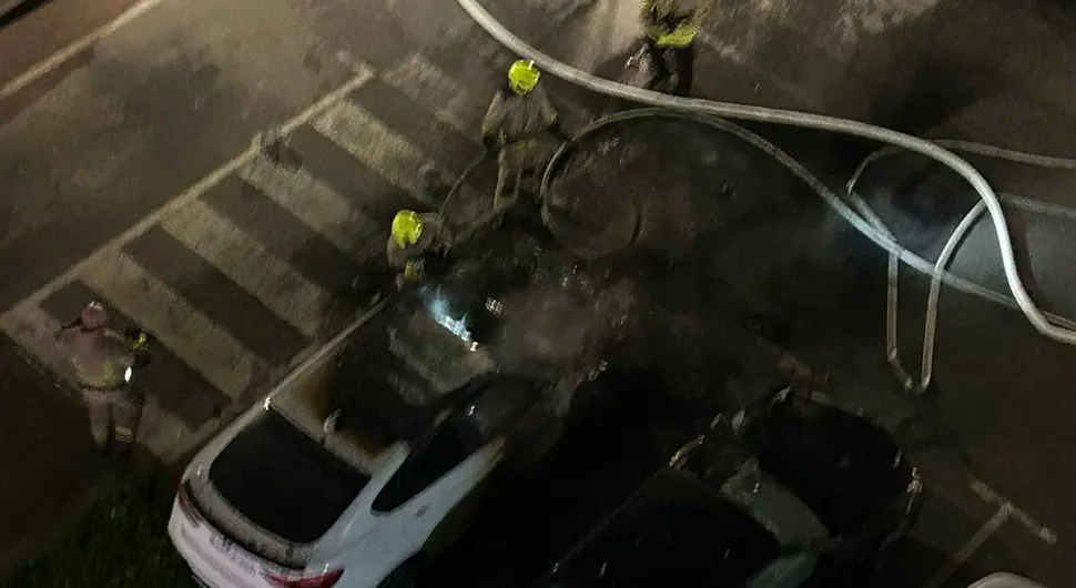 Automobil izgorio na parkingu