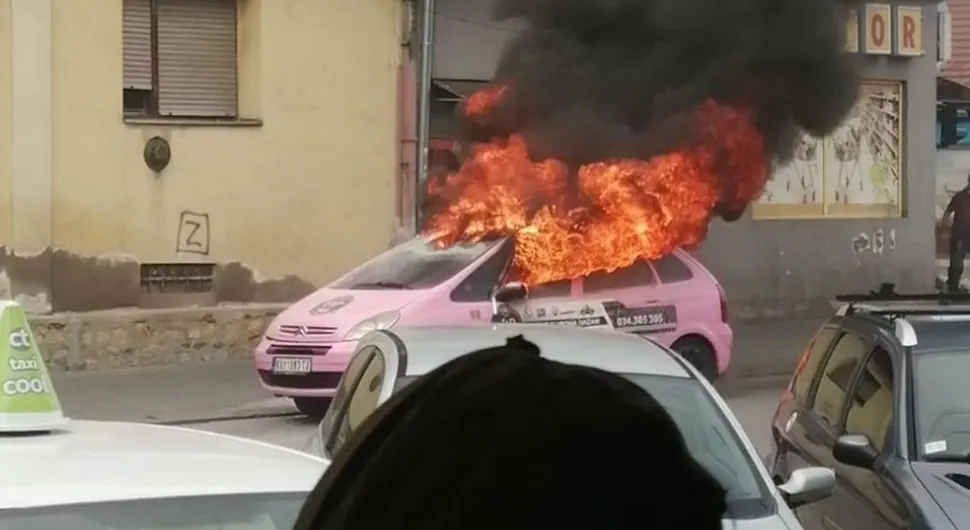 Zapalilo se taksi vozilo