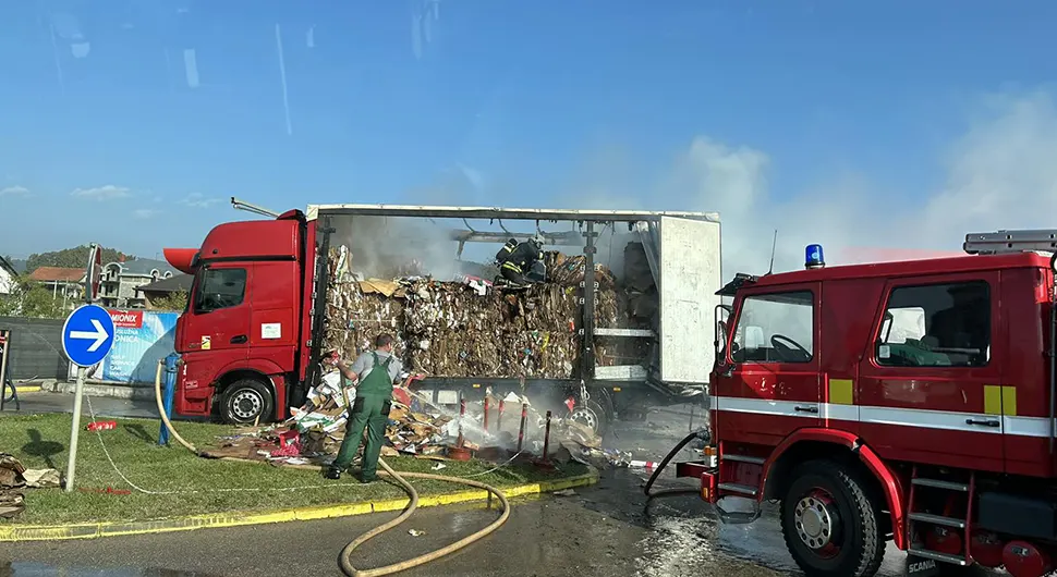 Запалио се камион, ватрогасци на терену