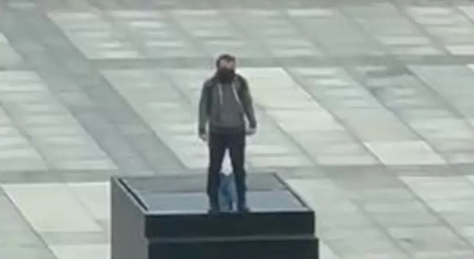 Попео се на споменик на централном тргу и пријетио бомбом