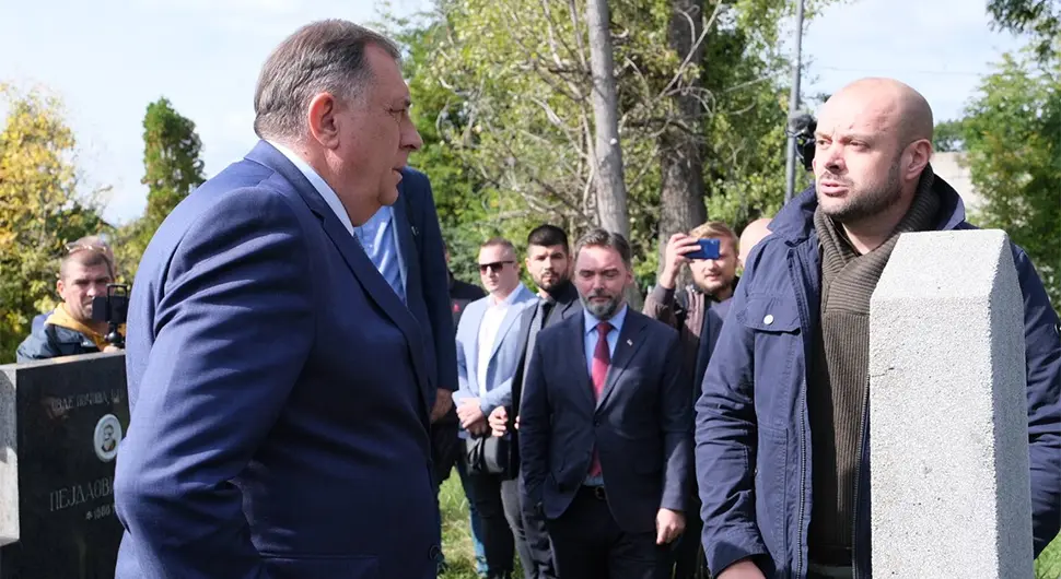 Додик посјетио оскрнављено православно гробље код зграде Суда БиХ