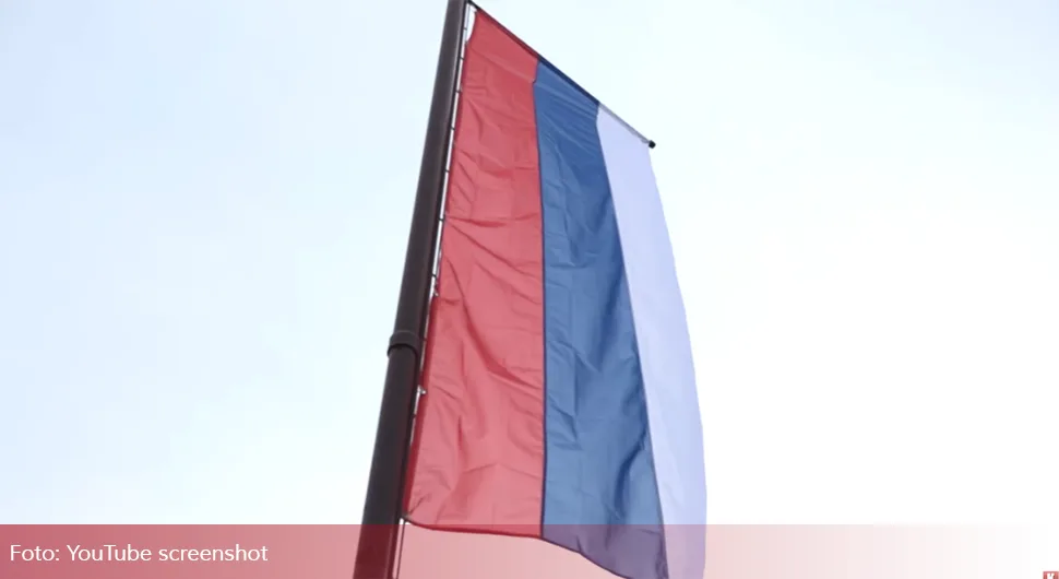 Украдена застава Српске са улаза у гробље