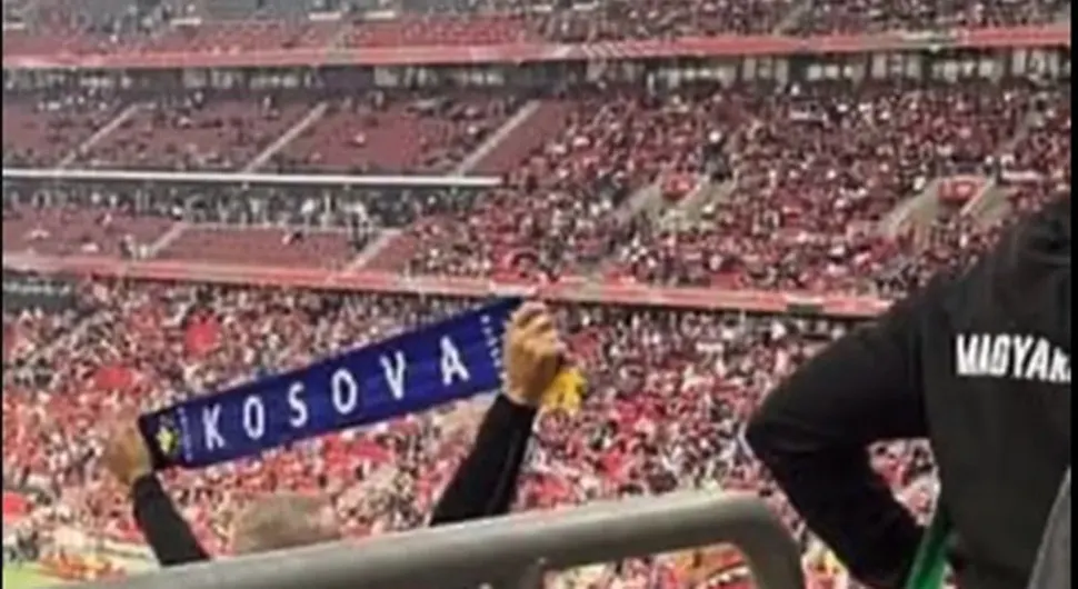 На утакмици Мађарска-Србија подигао шал са натписом "Косово", па добио батине од обезбјеђења